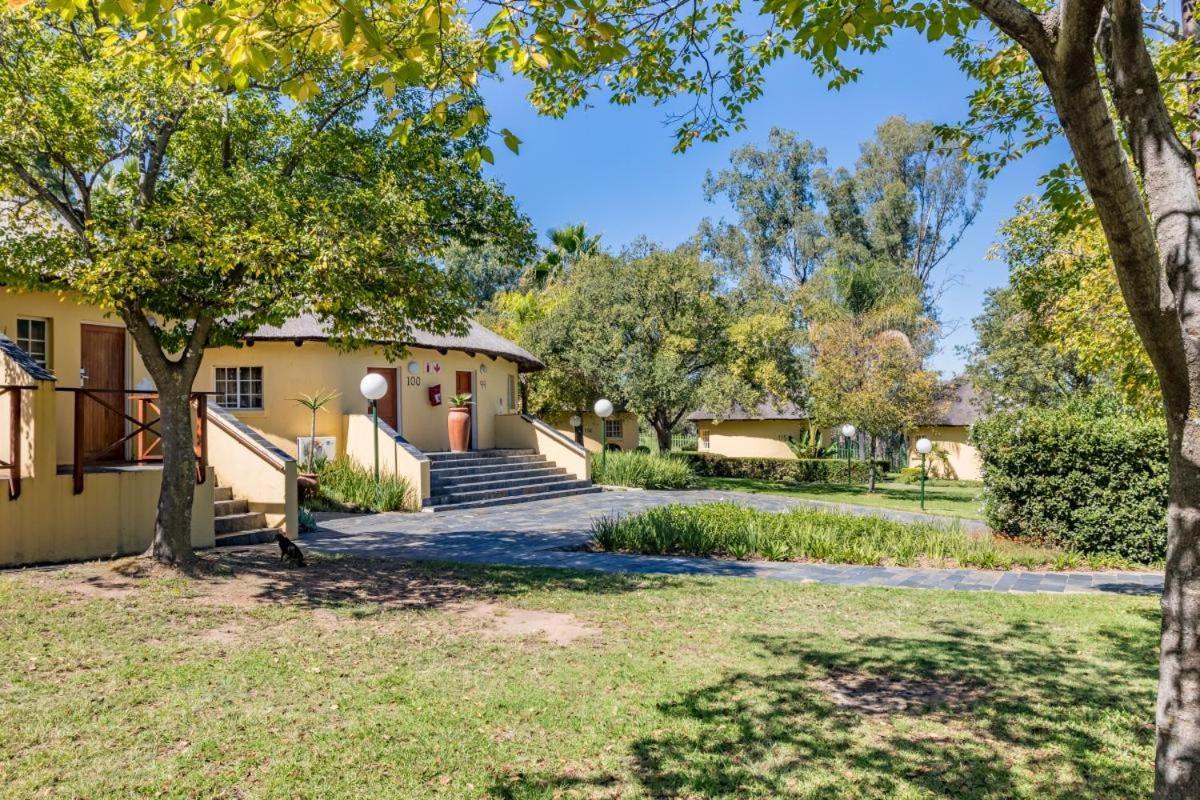 Shumba Valley Lodge Lanseria Exterior photo